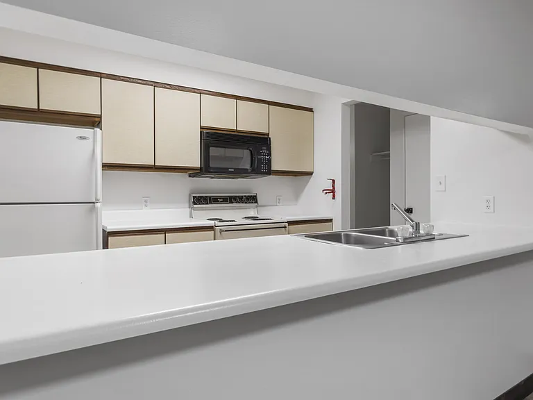 Wehnwood Court Apartments — Photo 39