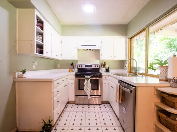 810 Rockwall Dr, Euless, TX 76039