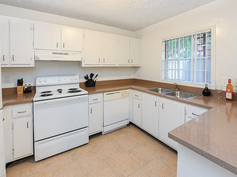 Reserve at Lake Pointe Apartments and Townhomes — Photo 3