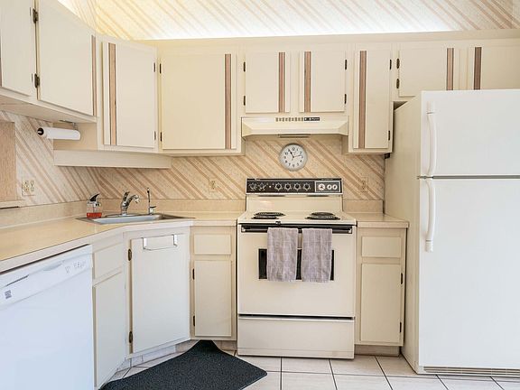 4th image of 612 Sea Pine Way APT A