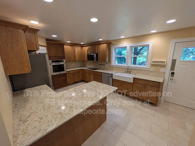 4 bed, 4.0 bath, 1908 sqft, $1,900 — Photo 4