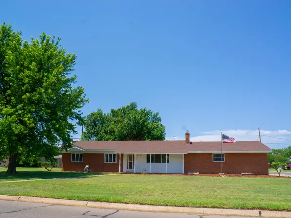 903 34th St, Woodward, OK 73801
