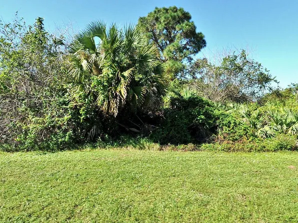 826 SW Del Rio Blvd, Port Saint Lucie, FL 34953