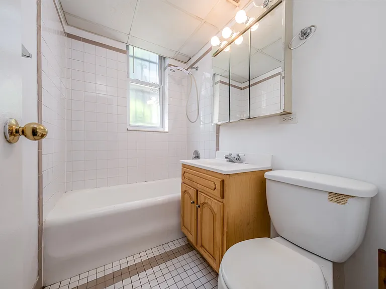 738 w Briar — Photo 12
