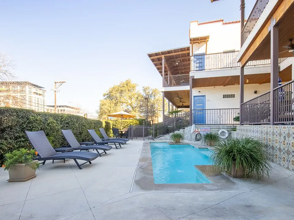 1542 N Alamo St #107