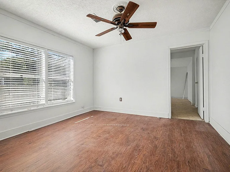 12215 Myrtle Ave — Photo 4