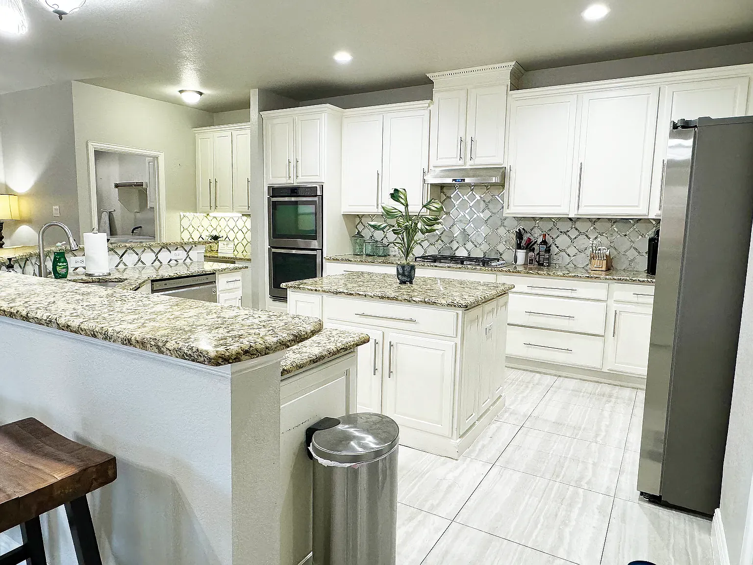 5 bed, 4262 sqft, $8,995 — Photo 3
