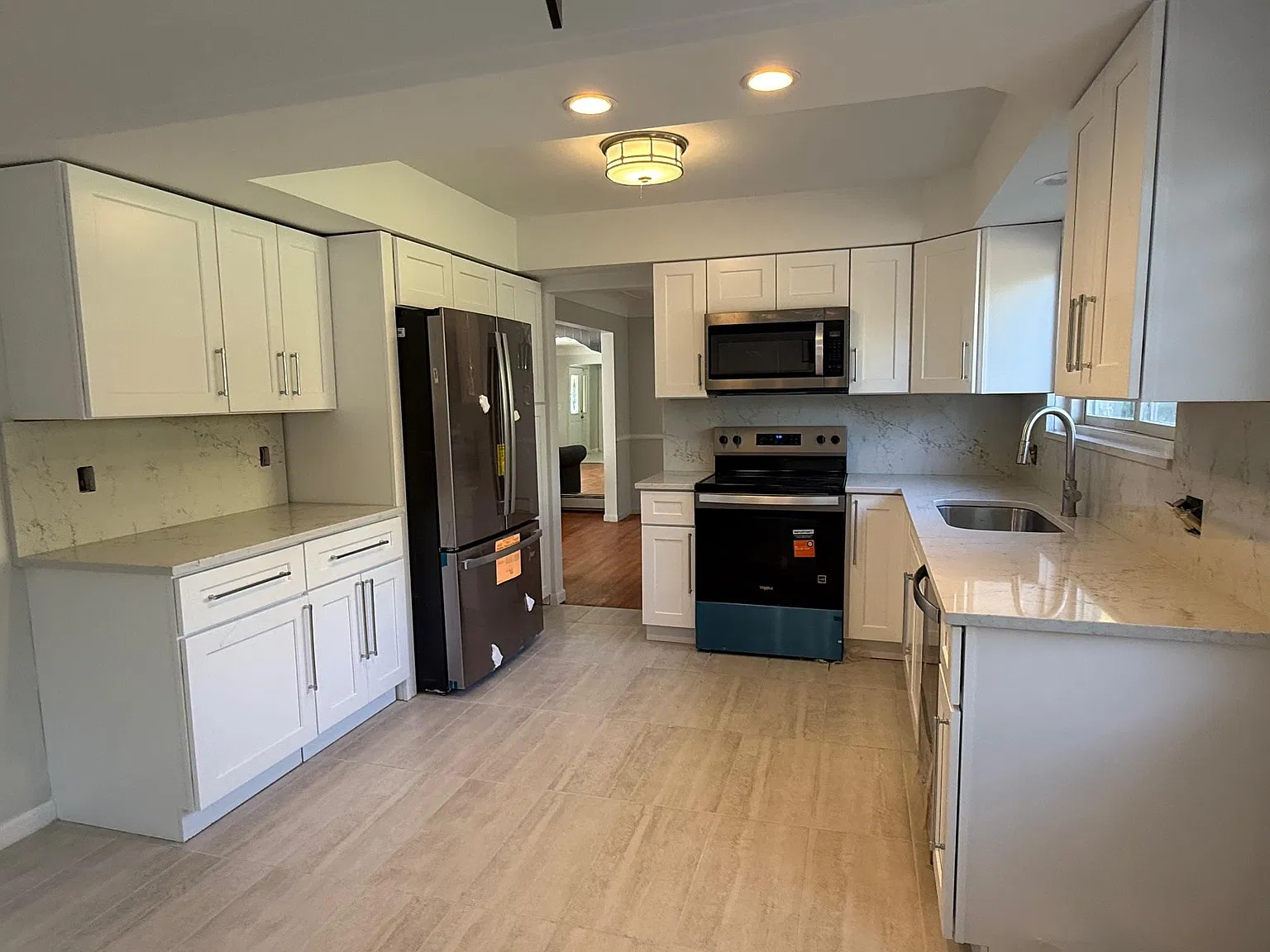 4 bed, 2.5 bath, 2200 sqft, $3,000 — Photo 3