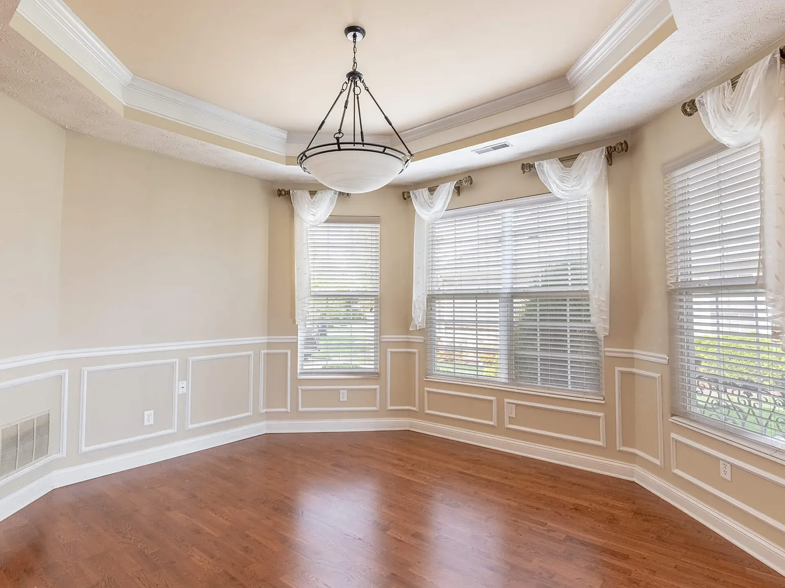 4 bed, 2267 sqft, $4,900 — Photo 1