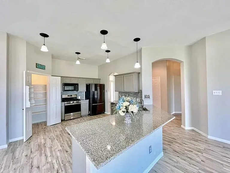 2526 Lake Dale Ln — Photo 16