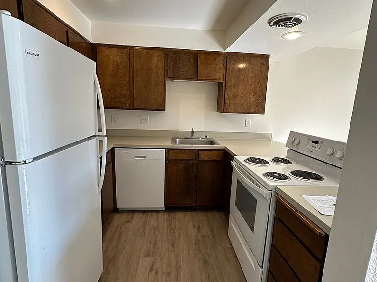 Glacier Park Apartments — Photo 16
