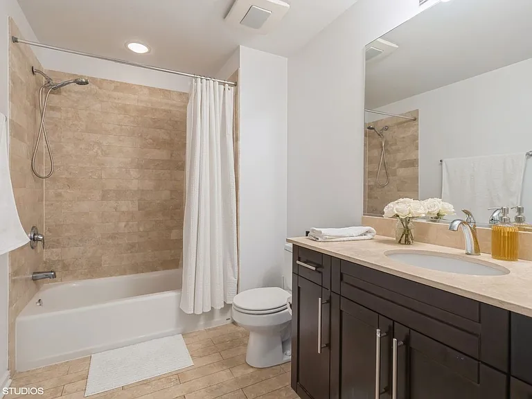 744 W Fullerton Ave #404 — Photo 13