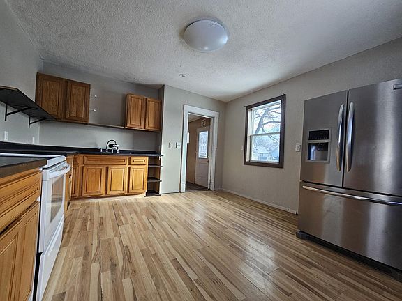 5th image of 302 E 11th St