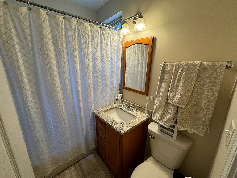 1218 W Roscoe St #1 — Photo 8