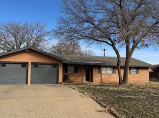 103 Willowwood Ln, Levelland, TX 79336