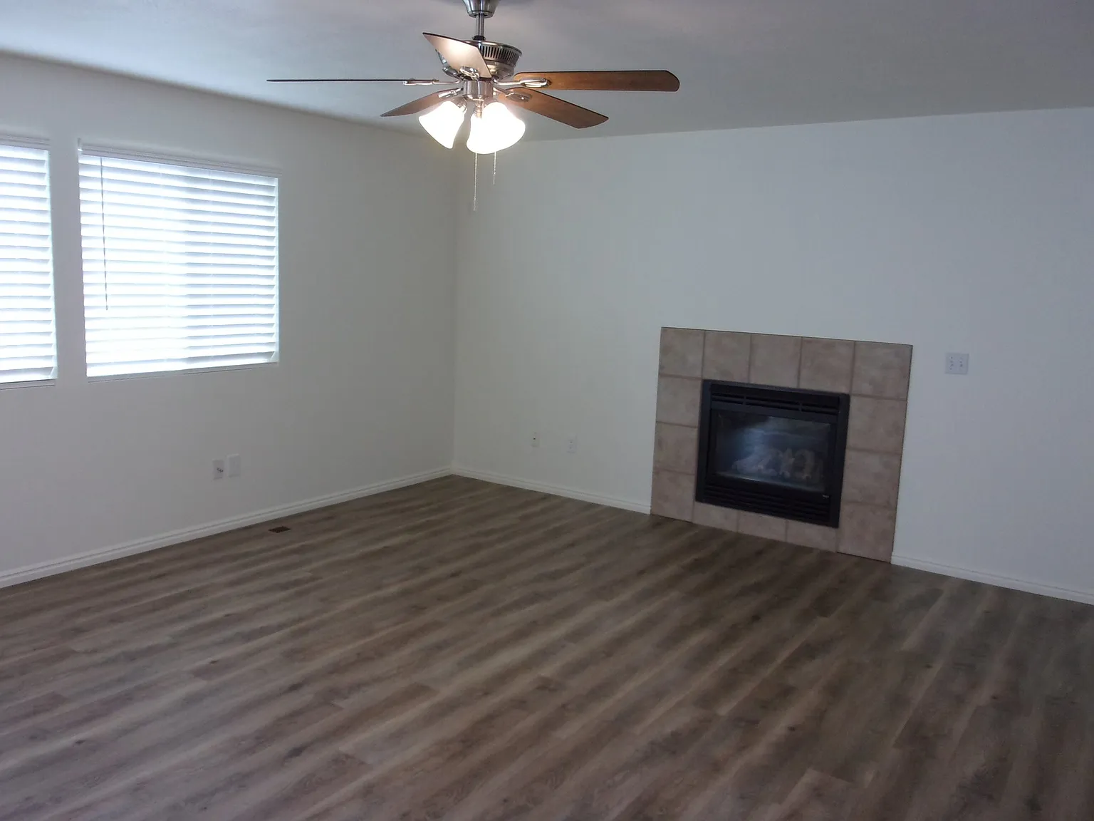 Spacious 3 bedroom 3.5-bath Stand-Alone Home — Photo 4