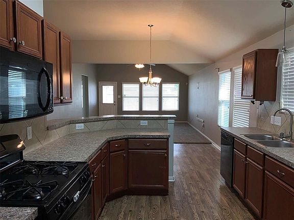 3rd image of 3102 Apple Dale Dr
