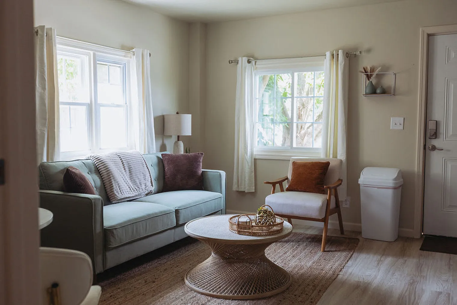 1 bed, 1.0 bath, 592 sqft, $1,983 — Photo 2