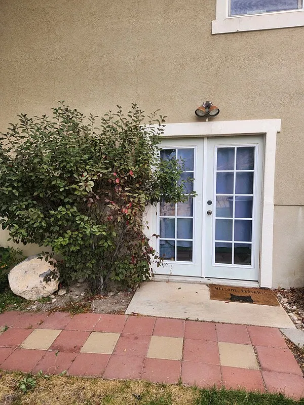 2-Bedroom Basement Apartment with Private Backyard — Photo 2