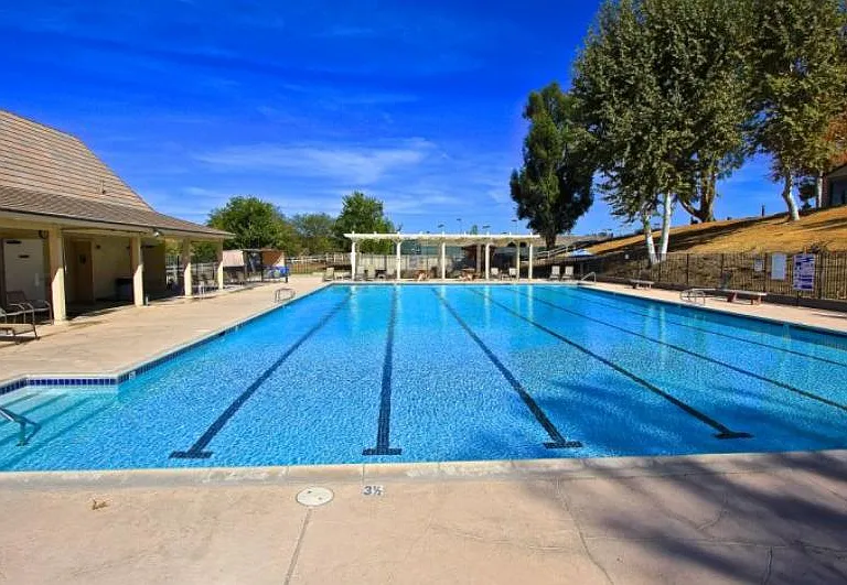 The lease comes with year-round access to the Meadowview Pool which is a 10 minute bike ride from the house/5 minute car ride.