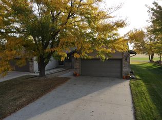 1414 Sharpstone Dr, Mitchell, SD 57301