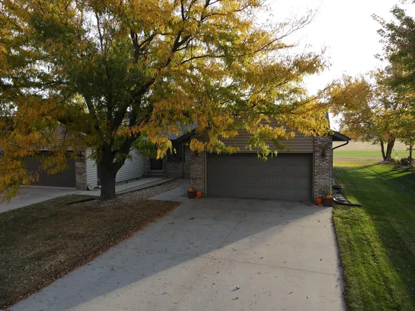 1414 Sharpstone Dr, Mitchell, SD 57301