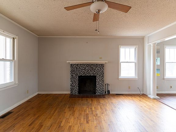 Image 3: Living Room