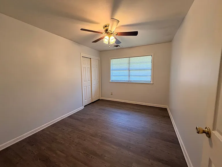 1310 Bradley Ln — Photo 3