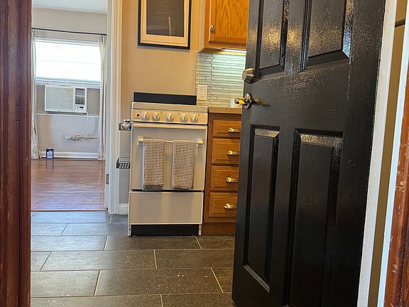 4th image of 2788 Park St #5