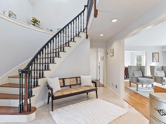 5th image of 99 Longview St