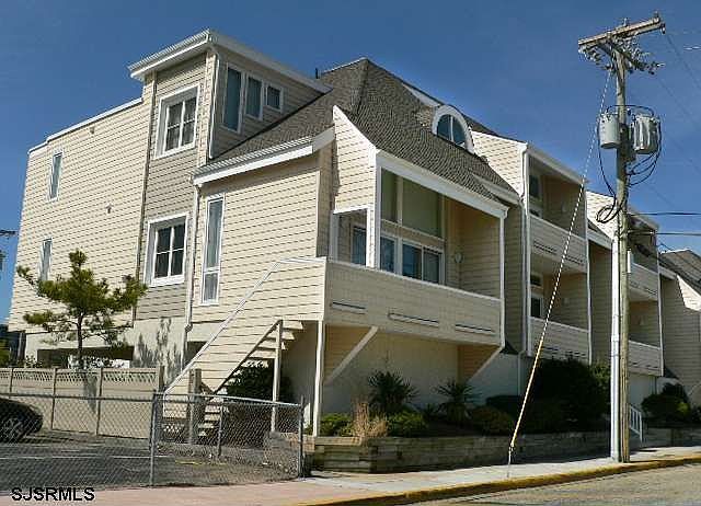 1st image of 834 Moorlyn Ter #206