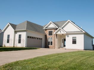 818 Oak Fairway Ct, Maysville, KY 41056