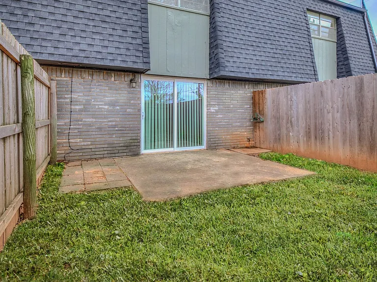 1201 Lakecrest Dr — Photo 11