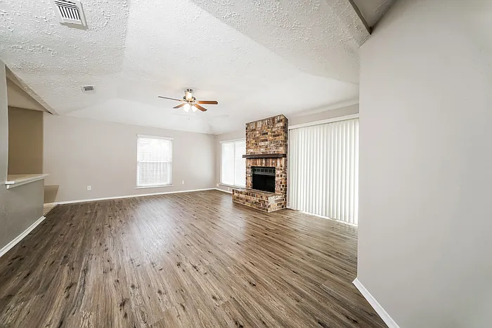 3 bed, 2.0 bath, 1900 sqft, $1,930 — Photo 4