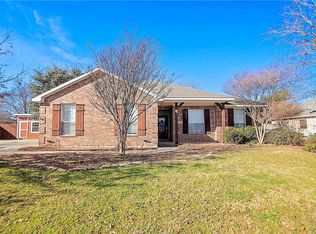 1208 High Point Dr, Pilot Point, TX 76258