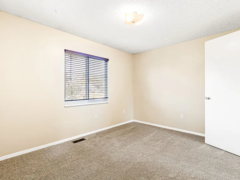 1405 S Sierra Dr — Photo 16