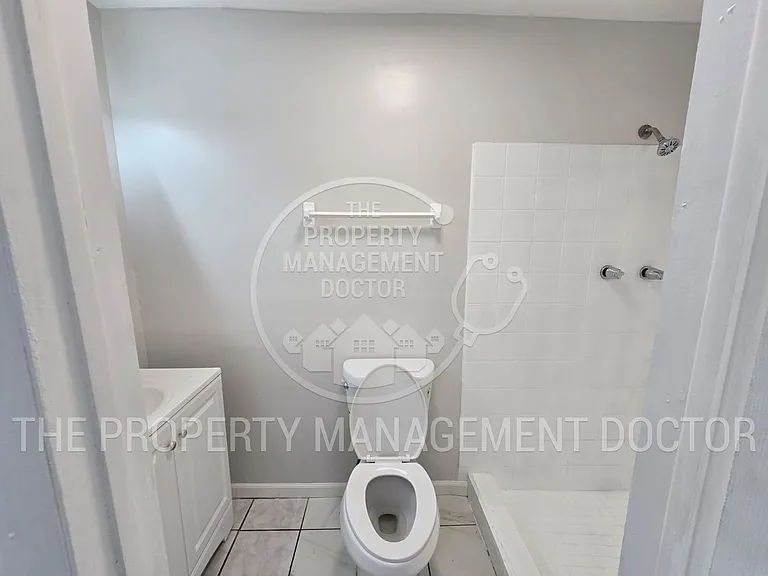 4914 S 84th St — Photo 10