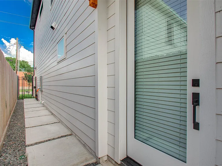 3206 Live Oak St — Photo 2
