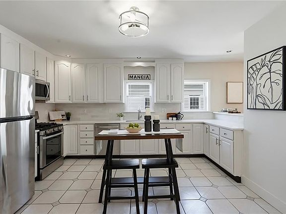 4th image of 179 Transit St #2
