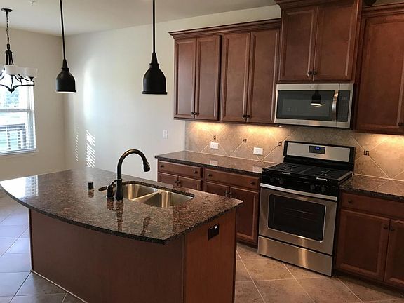 4th image of 588 Waterloo Dr