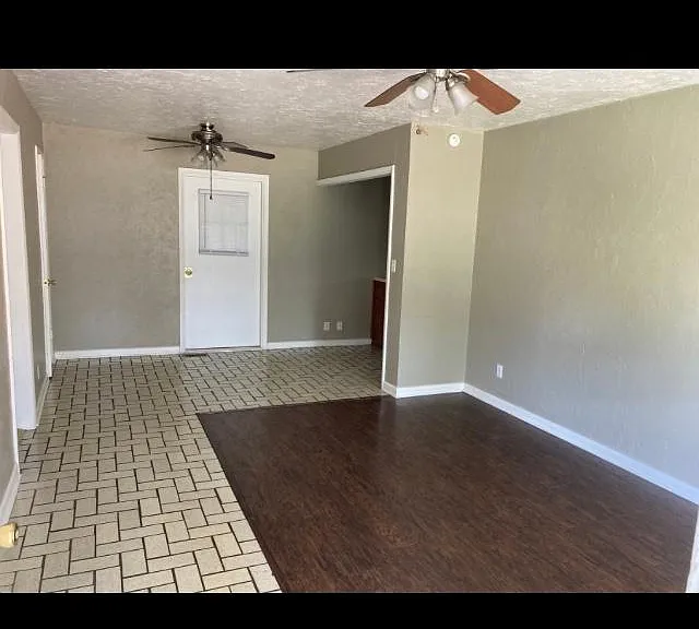 1400 Thompson Dr — Photo 5