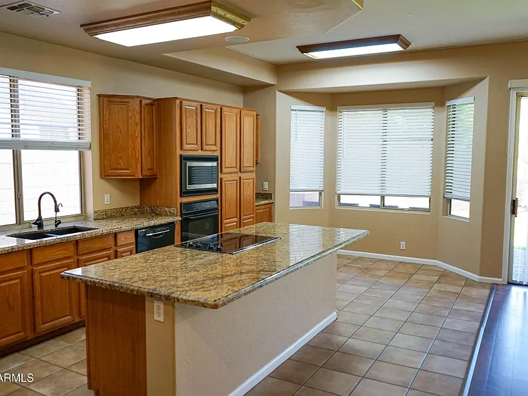 541 N Danielson Way — Photo 8