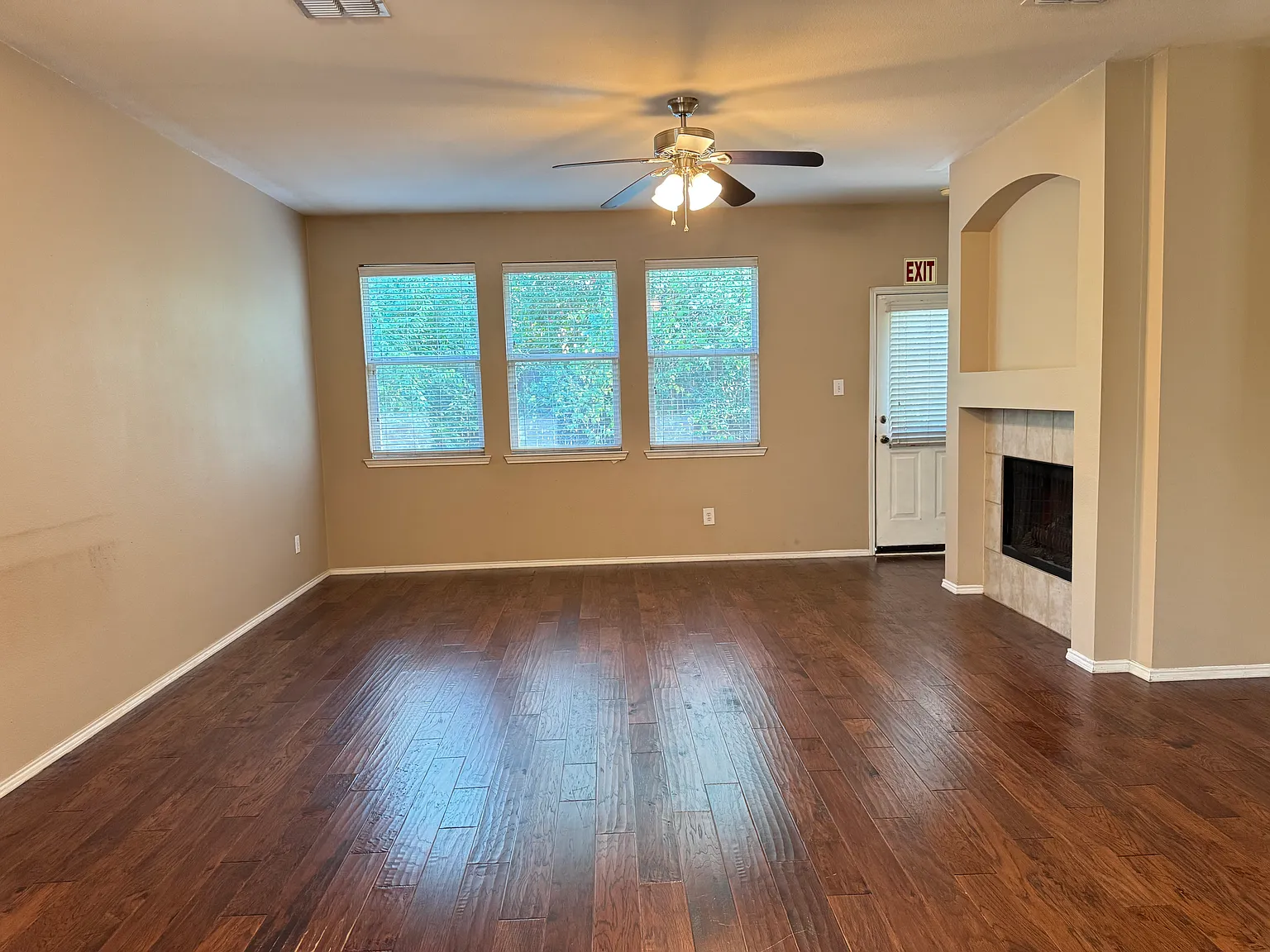 4 bed, 2030 sqft, $2,395 — Photo 2