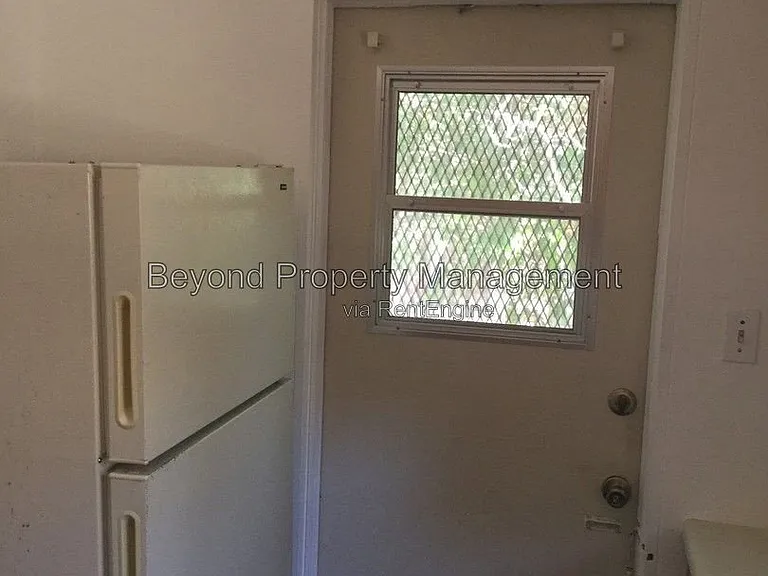 2153 Drescher St — Photo 7
