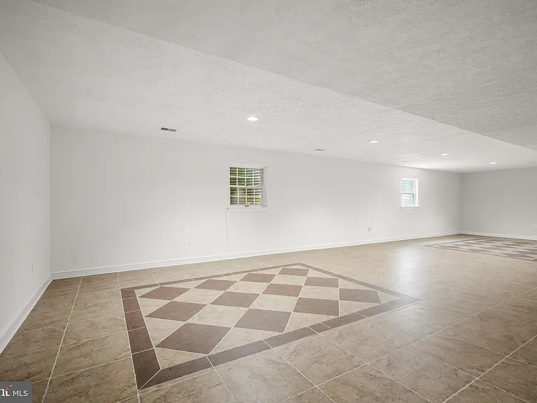 9809 Hall Rd — Photo 44