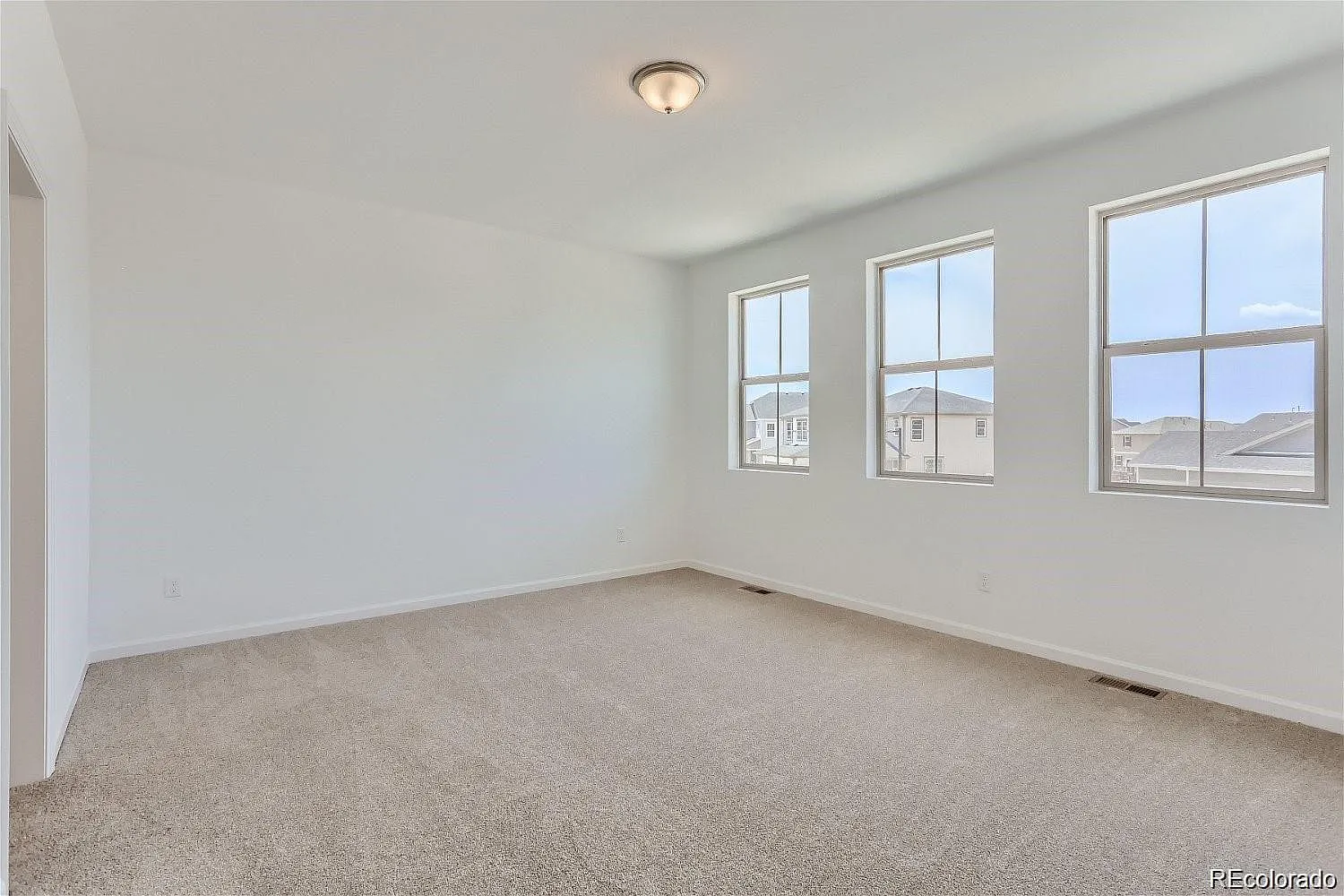 4 bed, 2.5 bath, 2476 sqft, $3,200 — Photo 4