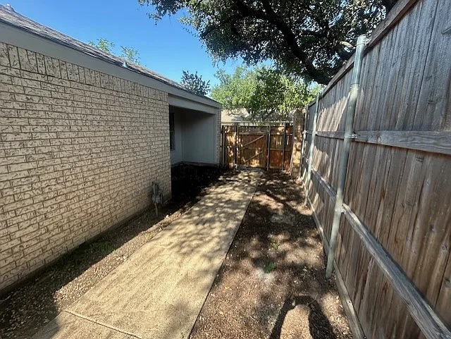401 Towne House Ln — Photo 14
