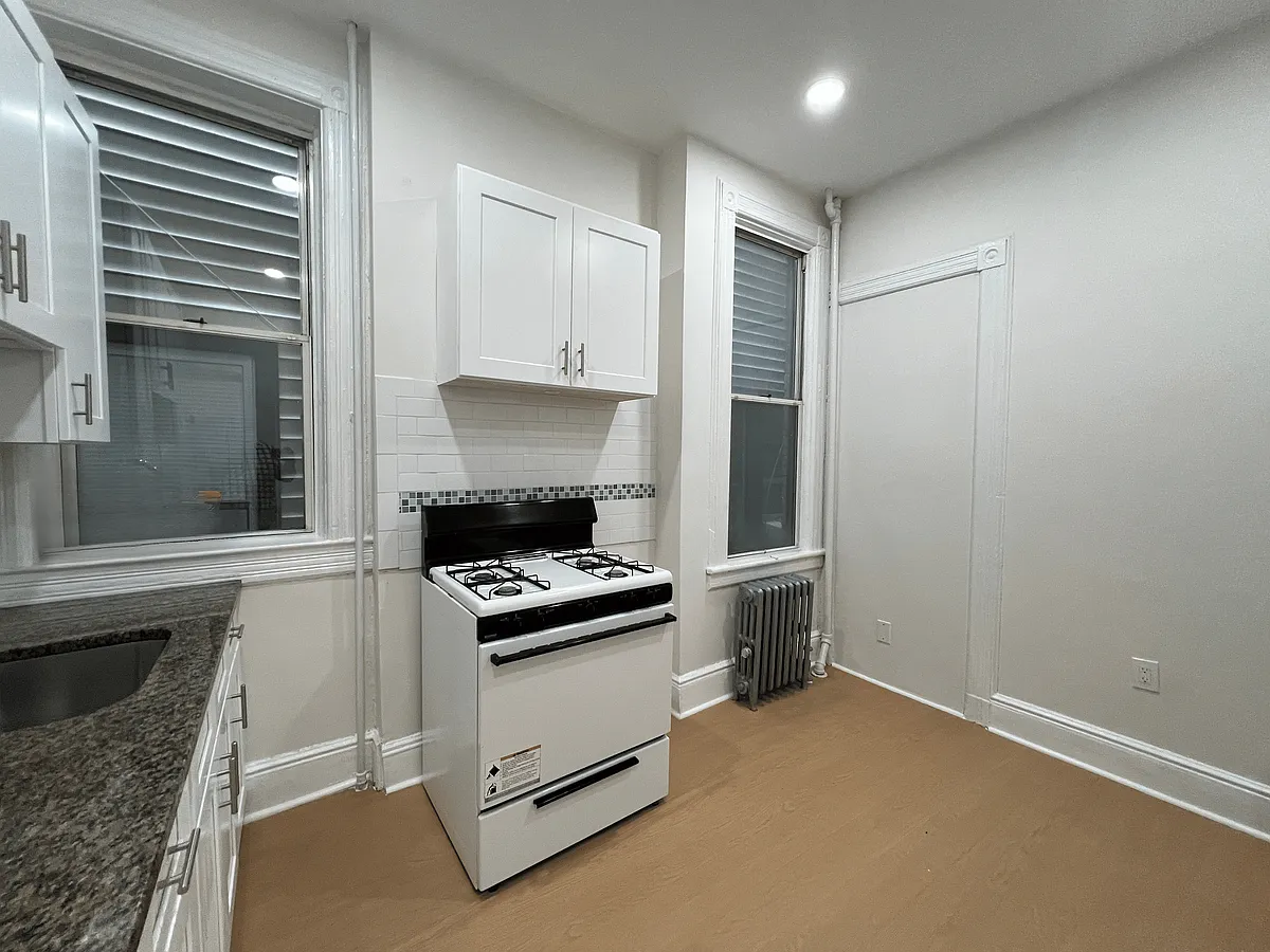 Building Photo - 564 35th St #2E
