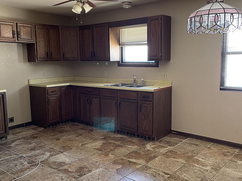 1402 N Green St, Hoisington, KS 67544 Zillow