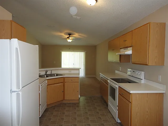 3 bed, 2.0 bath, 1645 sqft, $2,480 — Photo 2